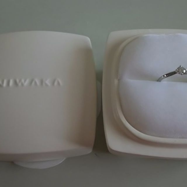 【俄(にわか)の口コミ】 ひねりの入った、でもシンプルなデザインの指輪を探していました。この指…