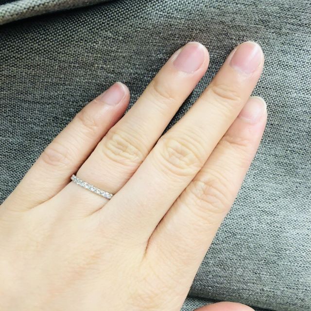 【銀座ダイヤモンドシライシの口コミ】 結婚指輪を探しているときに、この指輪に出会い、この指輪の輝き、細くて…