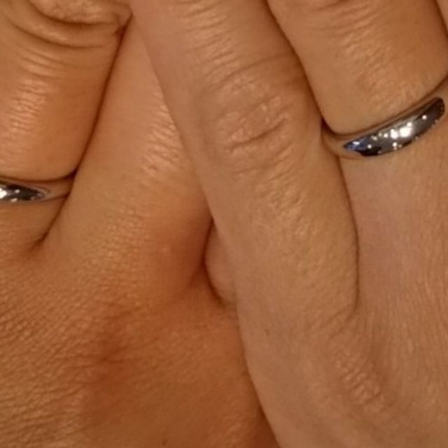 【BRIDGE(ブリッジ)の口コミ】 ギラギラと宝石が多いよりも、スッキリシンプルなデザインのリングを探し…