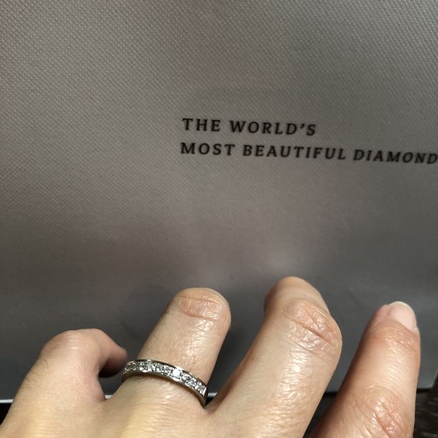 【ラザール ダイヤモンド(LAZARE DIAMOND)の口コミ】 お互い再婚同士なので、結婚指輪のみで探しました。
カルティエやブルガリ…