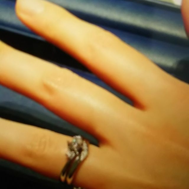 【銀座ダイヤモンドシライシの口コミ】 真ん中に0.27カラットのダイヤモンド、左に小さいダイヤモンド１つ、右に…