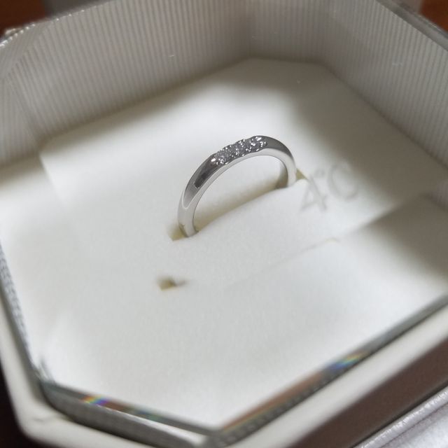 【4℃ BRIDAL(ヨンドシーブライダル)の口コミ】 婚約指輪でありながら、普段使いできるような比較的控えめなデザインがよ…