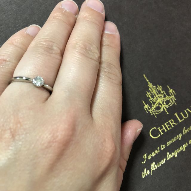【CHER LUV(シェールラブ)の口コミ】 シンプルなデザインと指輪の花言葉と愛言葉が決め手。
色々なデザインの中…