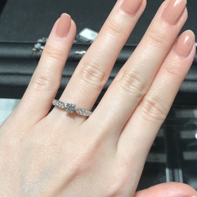 【エクセルコダイヤモンド(EXELCO DIAMOND)の口コミ】 キラキラと輝いてゴージャスなデザインです。
上品な輝きなので、ギラギラ…