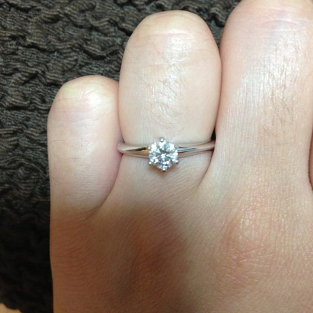 【ティファニー(Tiffany & Co.)の口コミ】 ダイヤがとても大きくて気に入っています。
最初はもう少し小さいのでいい…