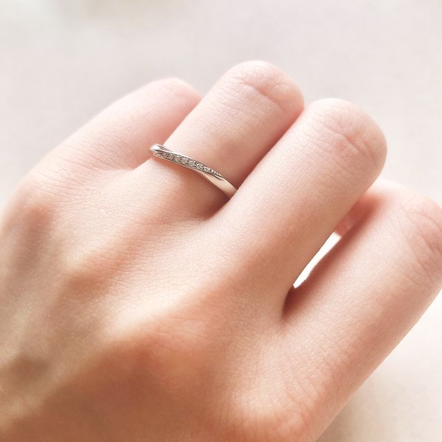 【4℃ BRIDAL(ヨンドシーブライダル)の口コミ】 デザイン、値段全て理想通りでした。
指が綺麗に見えるデザインです。
オ…