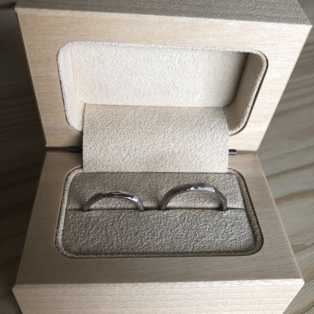 【uchimari(ウチマリ)の口コミ】 指に落ち着くリングが欲しく6角形にしました。 自分たちで作った傷やカタ…