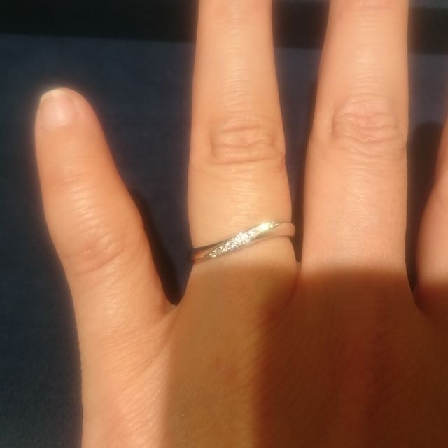 【4℃ BRIDAL(ヨンドシーブライダル)の口コミ】 4℃ブライダルの指輪はどれも可愛らしかったですがウェーブの指輪が特に可…