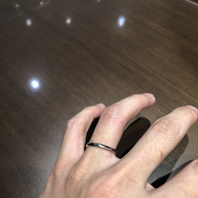 【銀座ダイヤモンドシライシの口コミ】 ストレートデザインの中でもカットが入っているものを選びました。カット…