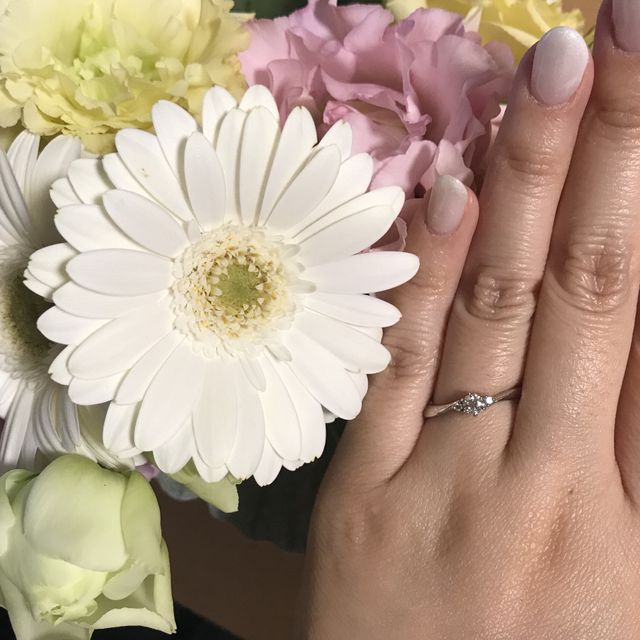 【4℃ BRIDAL(ヨンドシーブライダル)の口コミ】 いただきました。ウェーブが美しいデザインのプラチナの指輪です。ダイヤ…