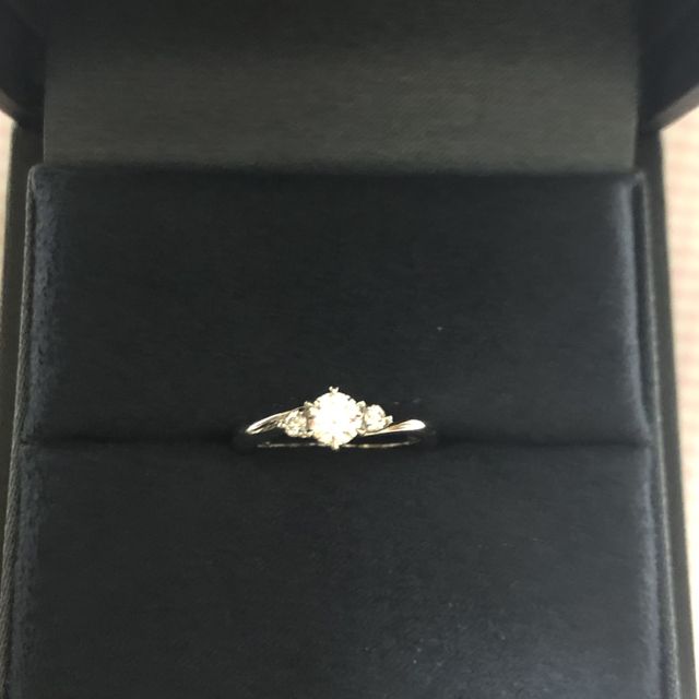 【ラザール ダイヤモンド(LAZARE DIAMOND)の口コミ】 曲線的なリングが好きで探していました。
メレのデザインの指輪は、ほかの…