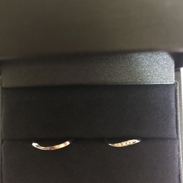 【ラザール ダイヤモンド(LAZARE DIAMOND)の口コミ】 婚約指輪が曲線的なデザインのため、重ね付けすることを考え、デザインを…