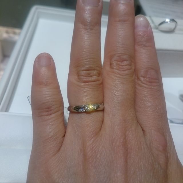 【Douxmiere bijou SOPHIA(ドゥミエール ビジュソフィア)の口コミ】 ストレートタイプの指輪で中央に大きなダイヤモンドがついていてキラキラ…