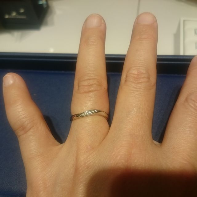 【銀座ダイヤモンドシライシの口コミ】 クレール８Lの指輪を購入しました。ウェーブの指輪で中央に細かいダイヤモ…