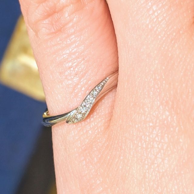 【ENUOVE(イノーヴェ)の口コミ】 V字型のリングが幾つかあったのですが、その中でもウェーブがしっかりとし…