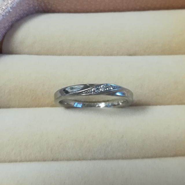 【銀座ダイヤモンドシライシの口コミ】 斜めに入った3粒のダイヤモンドが華があり、指がきれいに見えると思い購入…