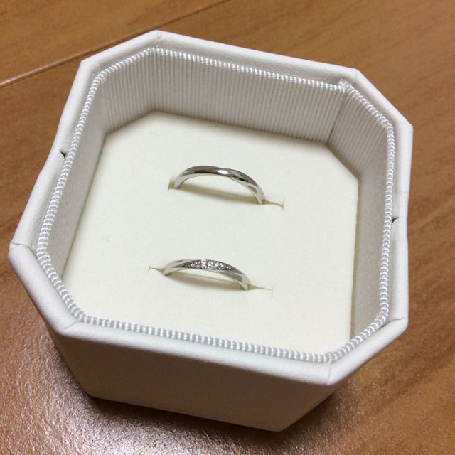 【4℃ BRIDAL(ヨンドシーブライダル)の口コミ】 パンフレットでいくつか絞っていたのですが、結局はお互い指にはめた感触…