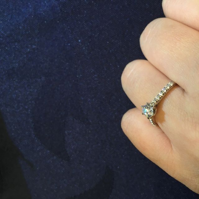 【エクセルコダイヤモンド(EXELCO DIAMOND)の口コミ】 リングにもダイヤモンドがあしらわれているため、とても豪華ですが小振り…
