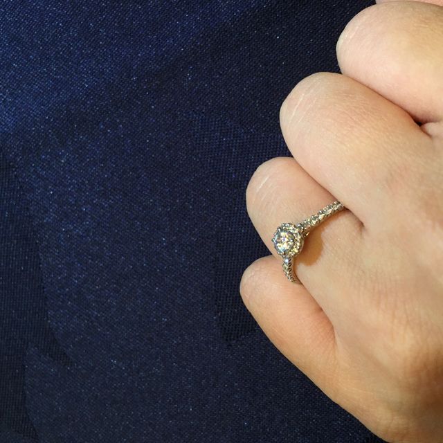 【エクセルコダイヤモンド(EXELCO DIAMOND)の口コミ】 丸くカットされたダイヤモンドなので上品で格式が高い雰囲気になります。…