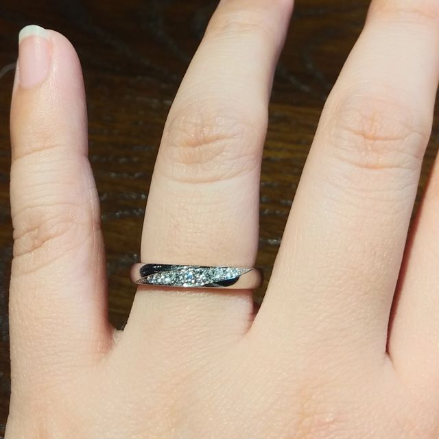 【TANZO.(鍛造指輪)の口コミ】 シンプルだけど、カーブを入れることで飽きないデザイン。ダイヤも斜めに…