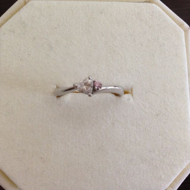 【4℃ BRIDAL(ヨンドシーブライダル)の口コミ】 4℃ブライダル限定モデルだったのとダイヤの隣にピンクの石が入っているの…