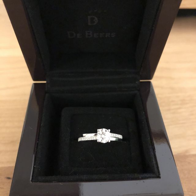 【デビアス(DE BEERS)の口コミ】 ダイヤの輝きが他店のものよりも優って見えました。他のブランドを数店み…