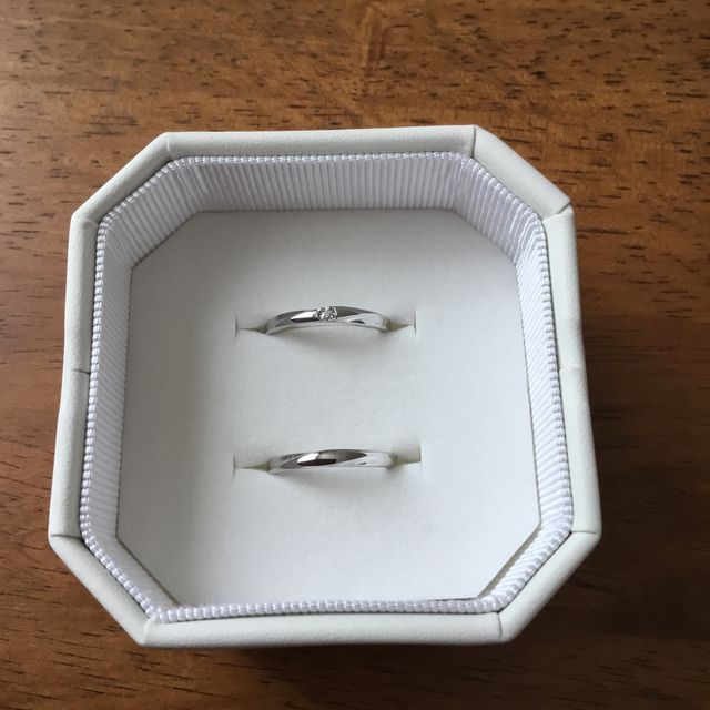 【4℃ BRIDAL(ヨンドシーブライダル)の口コミ】 ウェーブデザインが欲しかった。
デザインと価格が気に入り決めました。
…