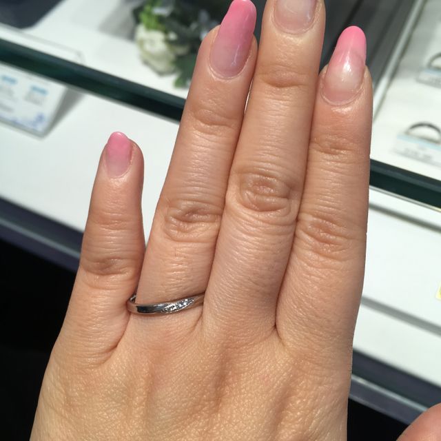【銀座ダイヤモンドシライシの口コミ】 一生つける物なので、軽いリングのつけ心地が決め手になりました。他店と…