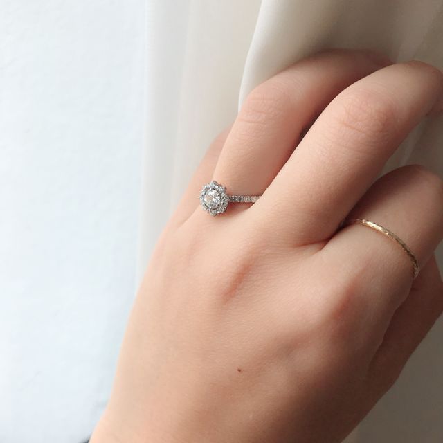 【Jupiter BLANTELIE(ジュピターブラントリエ)の口コミ】 最初は少し華やかすぎるかなとも思ったのですが、つけてみると意外と指に…