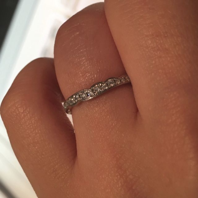 【俄(にわか)の口コミ】 美しい花をイメージしたリングでありダイヤモンドがたくさん付いているの…