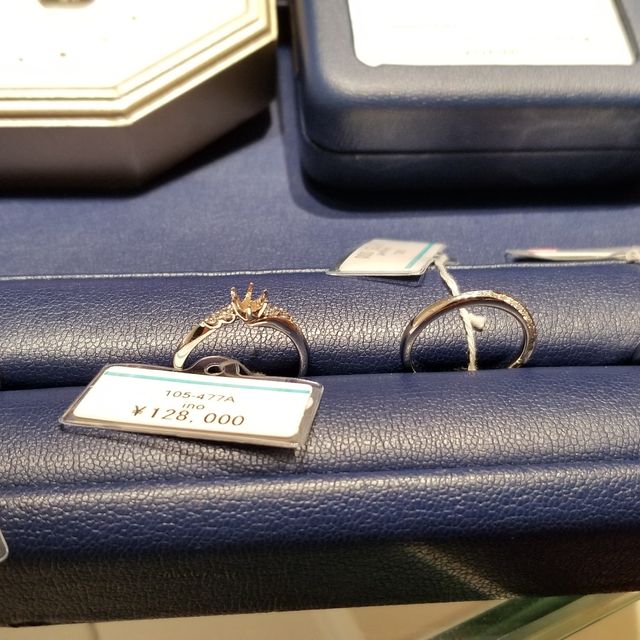 【銀座ダイヤモンドシライシの口コミ】 エンゲージリングとマリッジリング両方とも購入しました。
特にエンゲージ…