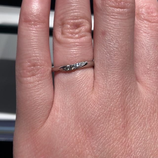 【銀座ダイヤモンドシライシの口コミ】 デザインが良かった。ねじりがあるデザインだが、つけにくさもなく、つけ…