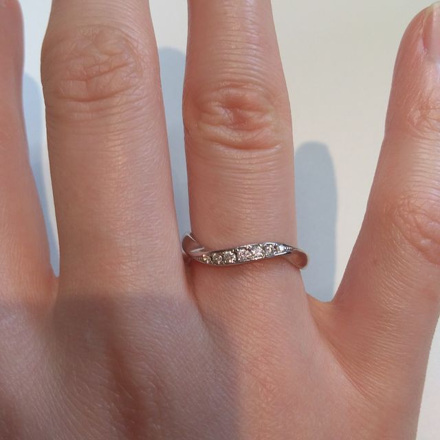 【銀座ダイヤモンドシライシの口コミ】 シェルビーナスの多石タイプのほうです。S字ウェーブのものを探していまし…