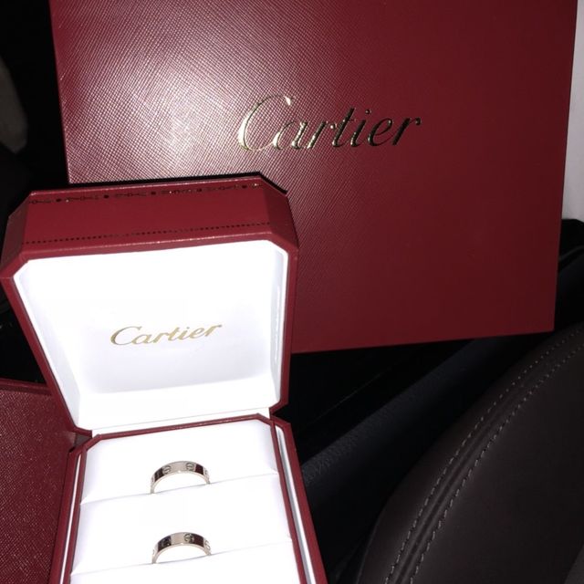 【カルティエ(Cartier)の口コミ】 よくある丸みを帯びた指輪ではなく、カクカクした形にCartierのロゴマーク…