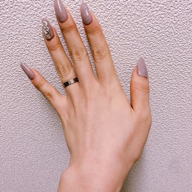 【カルティエ(Cartier)の口コミ】 よくある丸みを帯びた指輪ではなく、カクカクした形にCartierのロゴマーク…