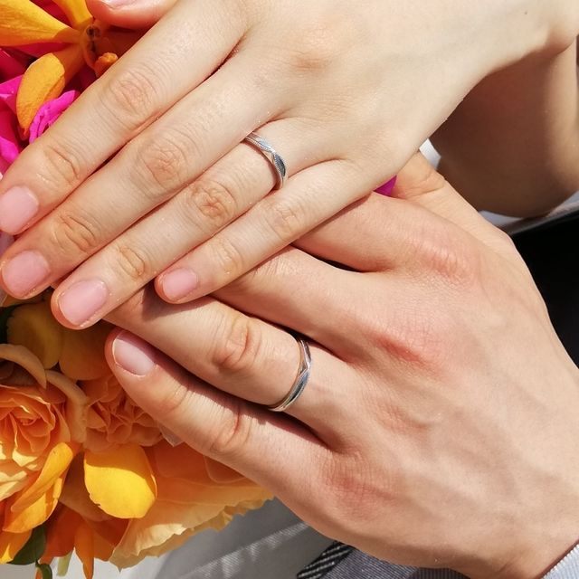 【エクセルコダイヤモンド(EXELCO DIAMOND)の口コミ】 写真は、共にミル打ち加工をしております。また、妻には極小ダイヤを、自…