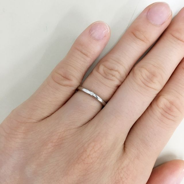 【銀座ダイヤモンドシライシの口コミ】 細くてストレート、1粒ダイヤのシンプルなデザインを探していて、
こちら…