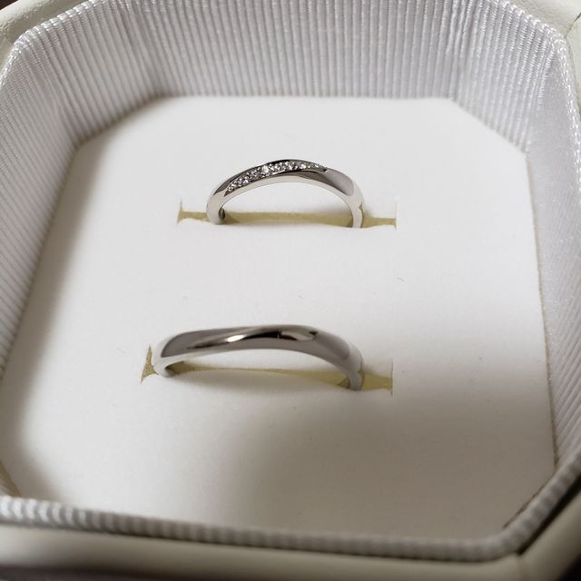 【4℃ BRIDAL(ヨンドシーブライダル)の口コミ】 細めの指輪を探していました。そしてカーブがあり、さらに派手すぎないデ…