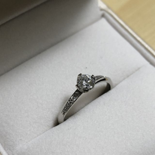 【BRIDGE(ブリッジ)の口コミ】 結婚指輪は、シンプルなものより少し華やかなデザインにしようと思い、ダ…