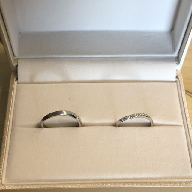 【BRIDGE(ブリッジ)の口コミ】 結婚指輪は、シンプルなものより少し華やかなデザインにしようと思い、ダ…