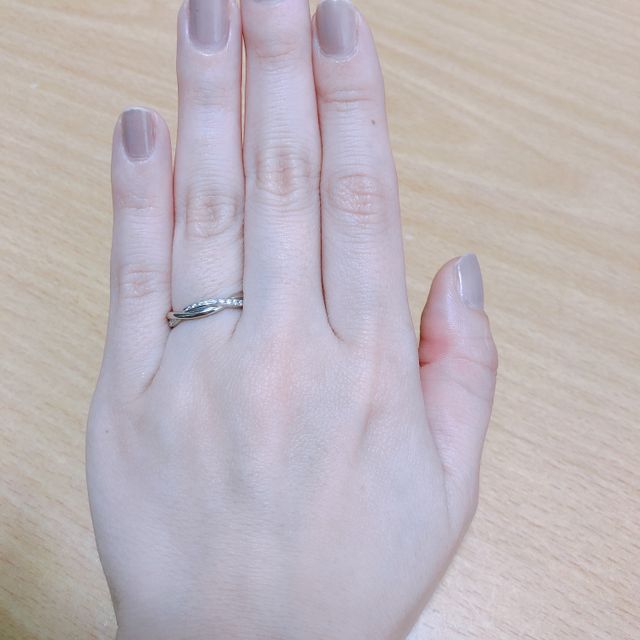 【ラザール ダイヤモンド(LAZARE DIAMOND)の口コミ】 リングの位置を変えると、ダイヤの位置が変わり、いろんな印象を与えてく…