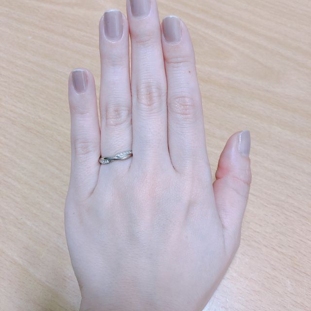 【ラザール ダイヤモンド(LAZARE DIAMOND)の口コミ】 リングの位置を変えると、ダイヤの位置が変わり、いろんな印象を与えてく…