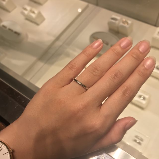 【ティファニー(Tiffany & Co.)の口コミ】 普通〜細めでシンプルなデザインの指輪を探している時に出会いました。シ…