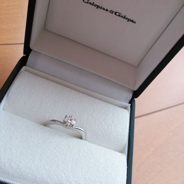 【Galopine & Galopin(ガロピーネガロパン)の口コミ】 シンプルなものが好きなので、あえてダイヤ以外の飾りがないこのシルバー…