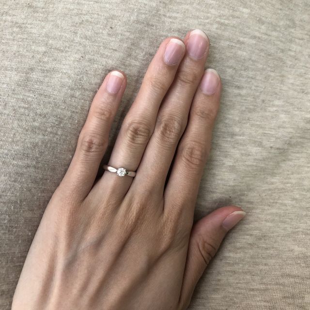 【ティファニー(Tiffany & Co.)の口コミ】 ダイヤが横からみると出ていないので、日常生活でつけやすいというのが一…