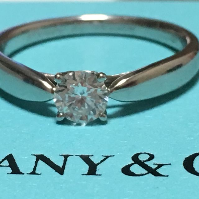 【ティファニー(Tiffany & Co.)の口コミ】 ダイヤが横からみると出ていないので、日常生活でつけやすいというのが一…