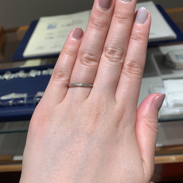 【銀座ダイヤモンドシライシの口コミ】 着け心地とデザインでこちらに決めました。
探し始めた当初はハーフエタニ…