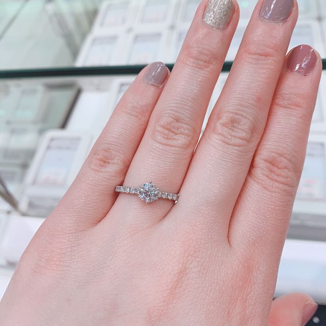 【リューツウの口コミ】 ダイヤの質、お手頃な値段で決めました。
婚約指輪は大きなダイヤが付いた…