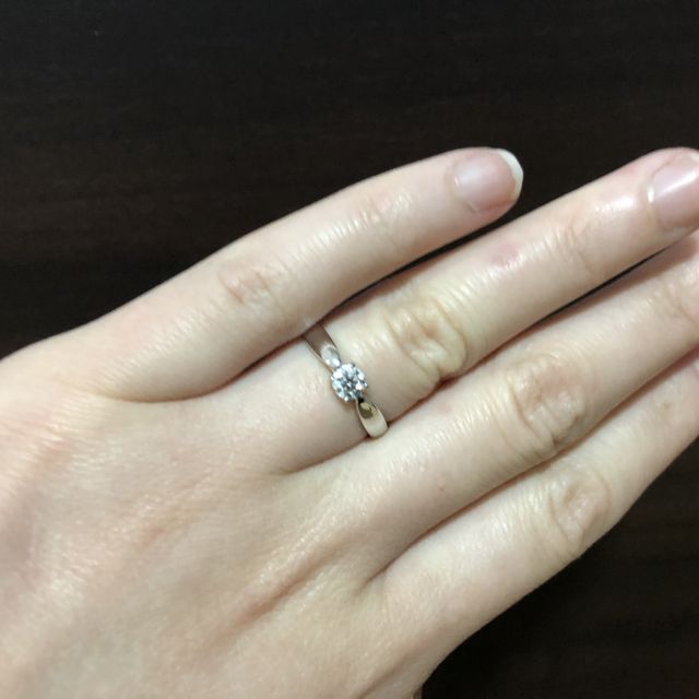 【ティファニー(Tiffany & Co.)の口コミ】 デザインが立て爪ではなく、埋め込みタイプなので普段使いもしやすい。ダ…