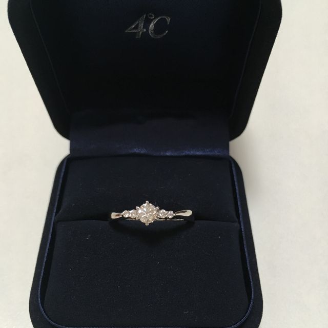 【4℃ BRIDAL(ヨンドシーブライダル)の口コミ】 彼からのサプライズエンゲージリングです。デザインなど、お店の方に相談…